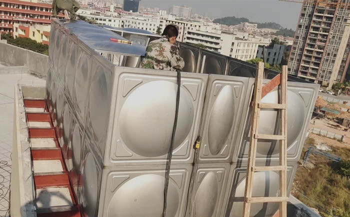 不銹鋼水箱應預留四根水管